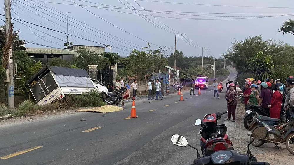 Hiện trường vụ tai nạn giao thông nghiêm trọng khiến ba người thương vong. Ảnh: Người dân cung cấp