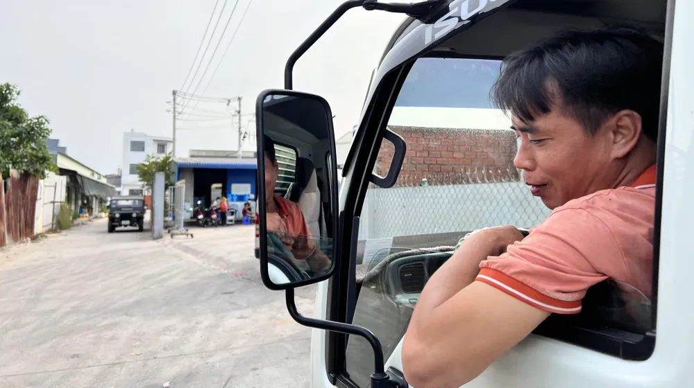 Anh Nguyễn Văn Thắng (TP Dĩ An, Bình Dương) đang đợi trước cổng Trung tâm đăng kiểm xe cơ giới 61.03S. Ảnh: LÊ ÁNH