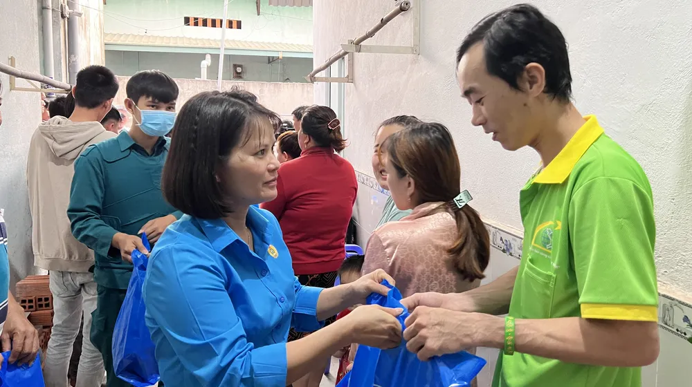 Bà Nguyễn Hoàng Bảo Trân, Phó Chủ tịch Liên đoàn lao động tỉnh Bình Dương trao quà cho công nhân có hoàn cảnh khó khăn. Ảnh: LÊ ÁNH