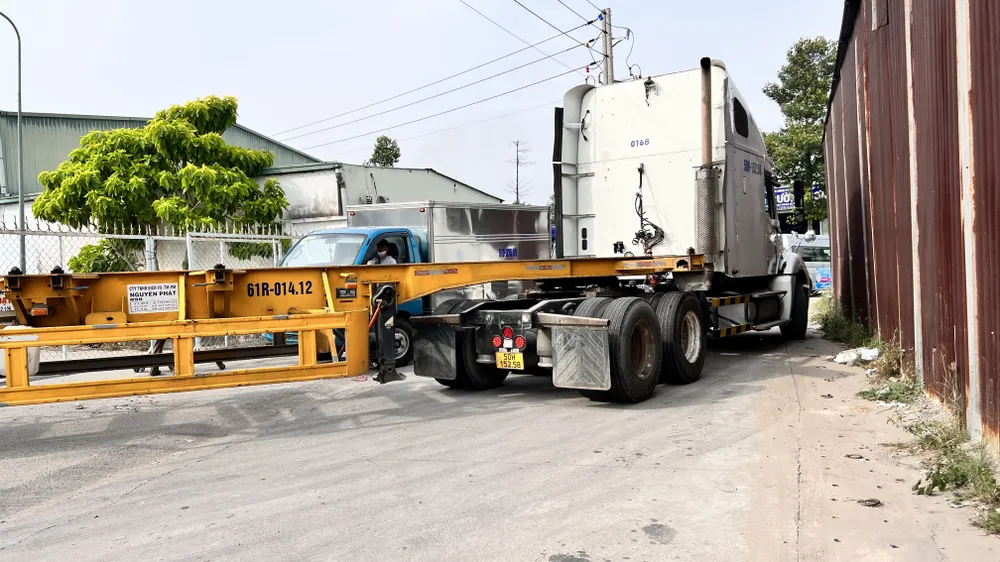 Các phương tiện vào ra liên tục tại các Trung tâm đăng kiểm xe cơ giới ở Bình Dương. Ảnh: LÊ ÁNH