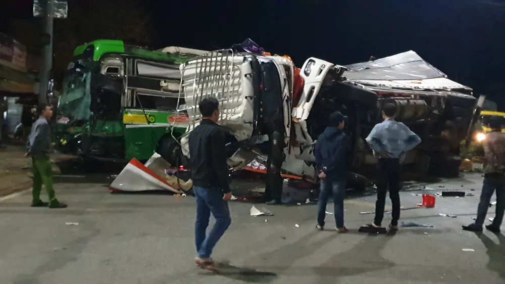 Hai chiếc xe hư hỏng nặng, nhiều người bị thương. Ảnh: LA