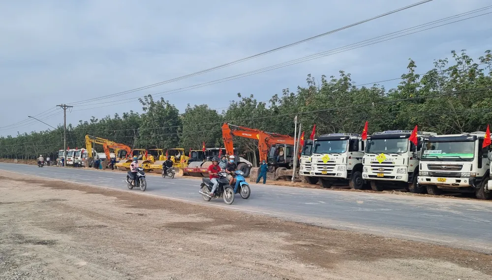 Đây là tuyến đường huyết mạch đi qua KCN rộng 1000 ha. Ảnh: LA