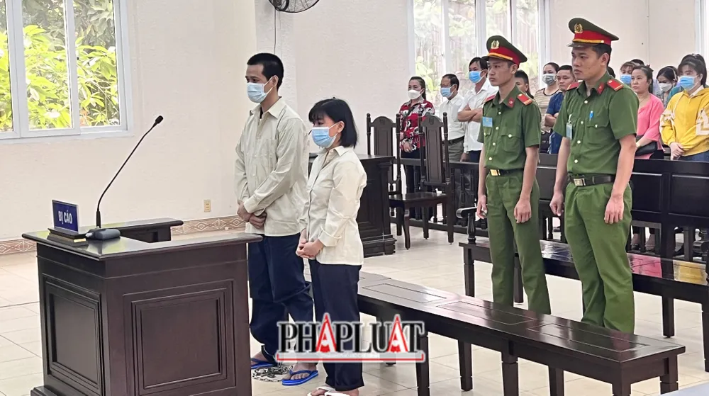 Hai bị cáo bị cáo buộc vẽ dự án trên giấy để lừa đảo hàng chục tỉ đồng. Ảnh: LÊ ÁNH