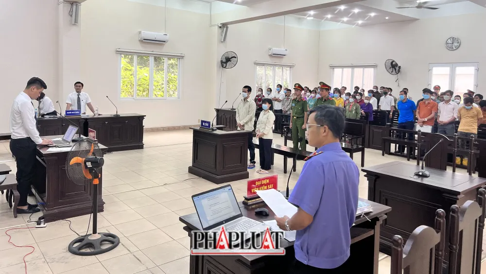 Rất đông bị hại đến tham dự phiên tòa. Ảnh: LÊ ÁNH