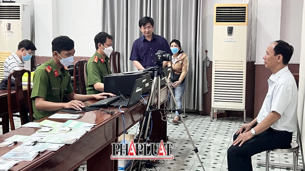 Cán bộ, nhân viên ngành y tế và người dân sẽ được tích hợp giấy tờ và khám chữa bệnh bằng thẻ CCCD. Ảnh: LÊ ÁNH