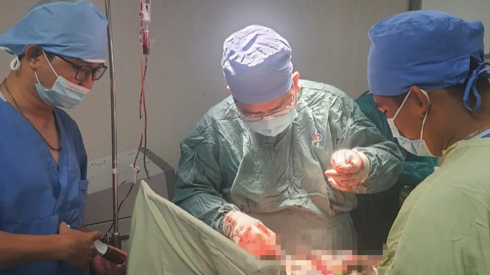 Các y bác sĩ Bệnh viện đa khoa tỉnh Bình Dương cứu sống bệnh nhân bị đâm thủng tim. Ảnh: BV cung cấp Các y bác sĩ Bệnh viện đa khoa tỉnh Bình Dương cứu sống bệnh nhân bị đâm thủng tim. Ảnh: BV cung cấp