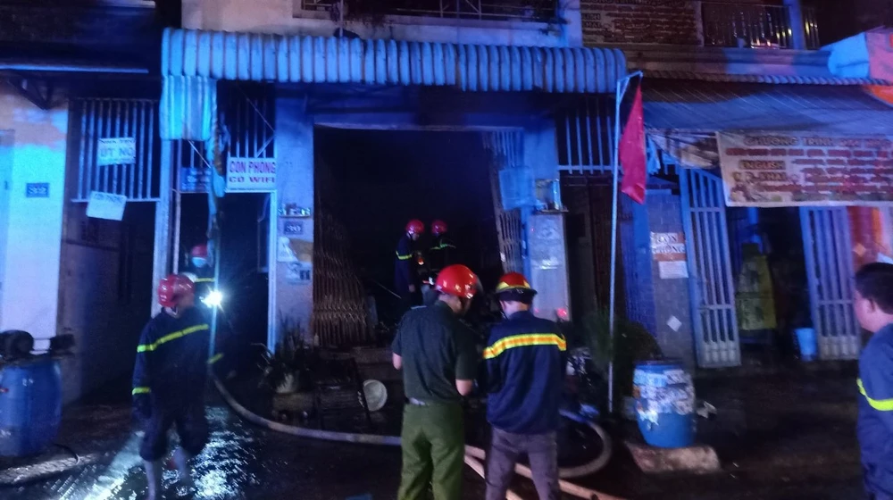 Lực lượng PCCC đã khống chế và dập tắt ngọn lửa sau thời gian ngắn. Ảnh: CACC Lực lượng PCCC đã khống chế và dập tắt ngọn lửa sau thời gian ngắn. Ảnh: CACC