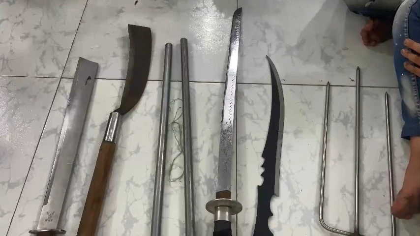 Số hung khí cơ quan công an thu giữ. Ảnh: LA Số hung khí cơ quan công an thu giữ. Ảnh: LA