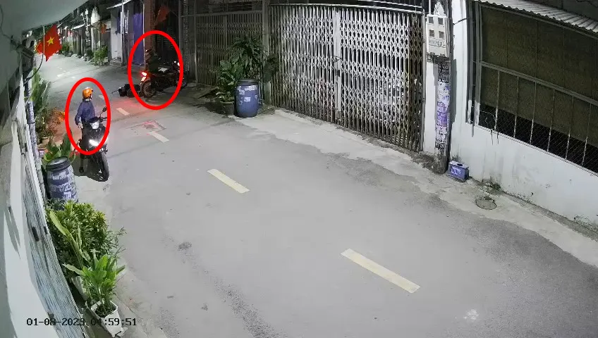 Rạng sáng 8-1 hai tên trộm đã lấy một chiếc xe máy trị giá hơn 50 triệu đồng, tại TP Dĩ An. Ảnh: Cắt từ camera