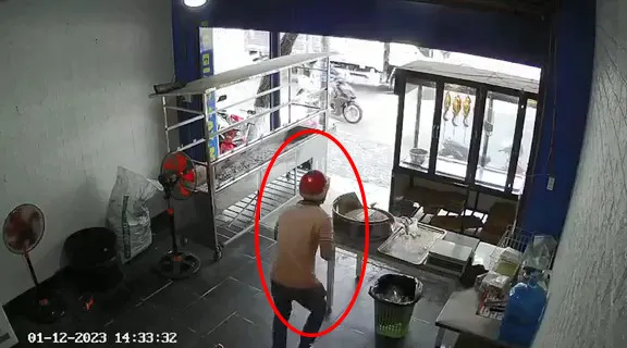 Hôm qua (12-1) một tên trộm đã lợi dụng sự lơ là mất cảnh giác của người dân, đã trộm mất một chiếc điện thoại. Ảnh: Cắt từ camera