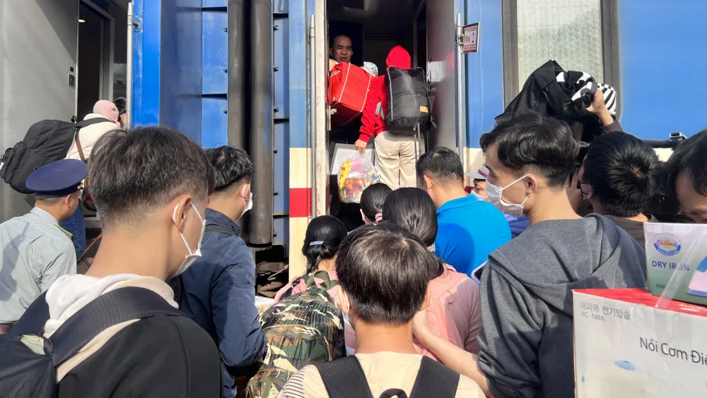 Bình Dương tặng 5.000 cặp vé, đưa công nhân lên tàu về quê đón tết