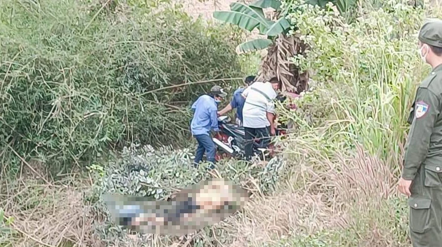 Lực lượng công an khám nghiệm hiện trường để điều tra nguyên nhân vụ việc. Ảnh: Người dân cung cấp Lực lượng công an khám nghiệm hiện trường để điều tra nguyên nhân vụ việc. Ảnh: Người dân cung cấp