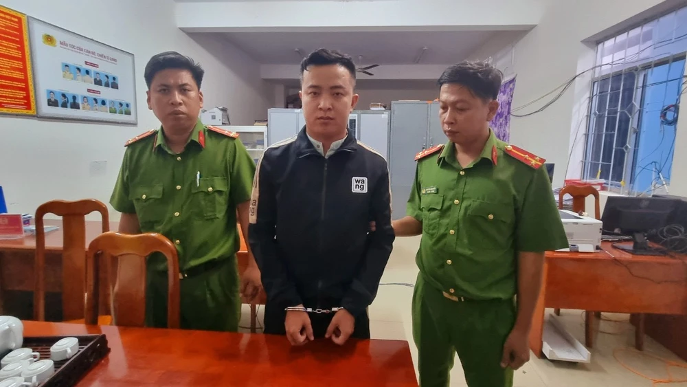 Thiện bị các trinh sát đón lõng bắt giữ khi về quê ăn tết. Ảnh: CACC