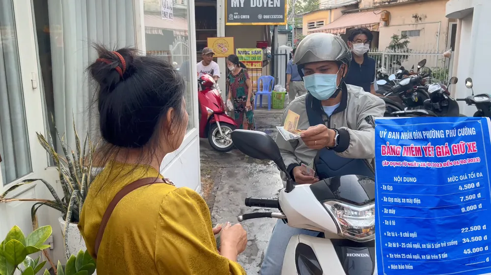 Tuy nhiên, vẫn còn một số ít người dân tận dụng mùa lễ hội để tăng giá giữ xe. Tại một điểm giữ xe gần Miếu Bà Thiên Hậu, vào sáng 5-2 người dân gửi xe vẫn bị thu 15 ngàn/xe máy. Trong khi ngay gần đó có tấm bảng của UBND phường Phú Cường quy định giá giữ các loại xe trong dịp lễ hội (9 ngàn/xe máy). Trước đó, theo phản ánh của một số người dân, giá giữ xe quá cao, các đơn vị chức năng đã lập tức kiểm tra chấn chỉnh nhưng sau đó tình trạng này vẫn tái diễn.