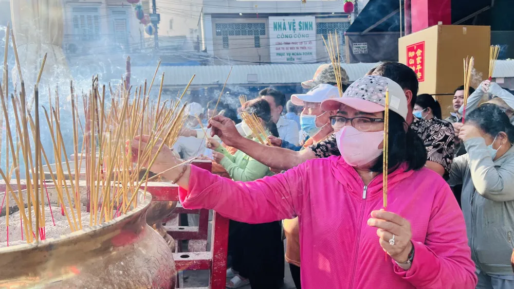 Lễ hội thu hút hàng trăm lượt du khách đến Bình Dương du xuân, thăm viếng Miếu Bà Thiên Hậu. Người dân cho rằng đây là một trong những nơi linh thiêng, nên rất nhiều người đến đây thắp nhang cầu mong một năm bình an.