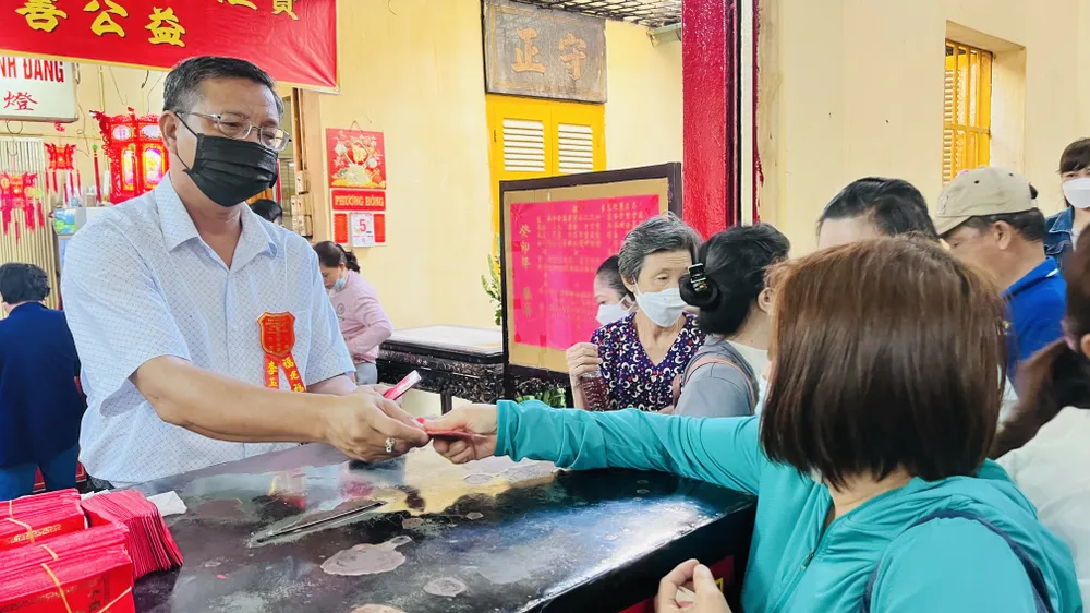 Sau khi thắp nhang, người dân được nhận lộc từ ban tổ chức.