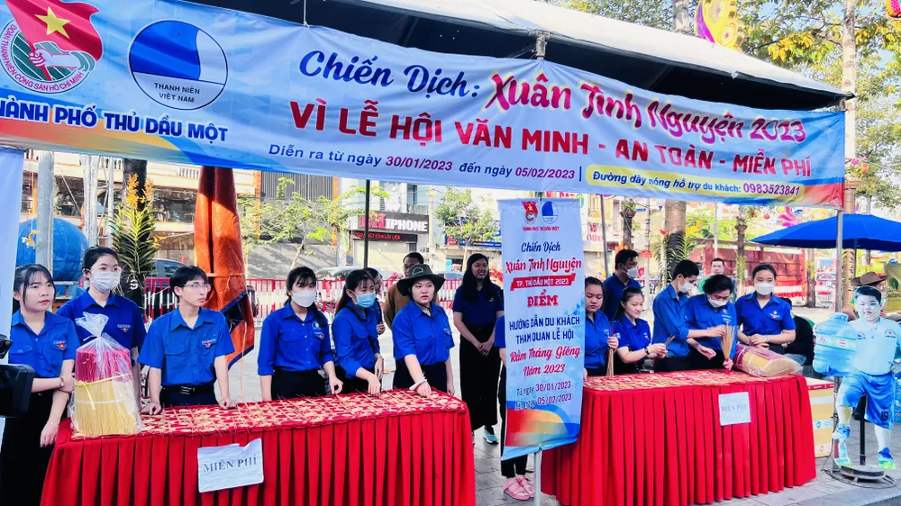 Hàng chục đoàn viên, thanh niên luôn có mặt để hỗ trợ du khách đến với lễ hội.