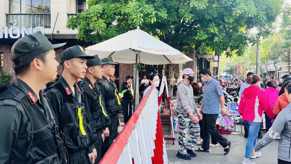 Chính quyền tỉnh Bình Dương đã huy động rất động các lực lượng để hỗ trợ người dân đi lễ hội và bảo đảm nghiêm ngặt tình hình ANTT. Hàng chục đoàn viên, thanh niên luôn có mặt để hỗ trợ du khách đến với lễ hội. Đến với lễ hội Rằm tháng Giêng tại Bình Dương, các du khách hưởng trọn gói các dịch vụ miễn phí. Quanh các tuyến đường dẫn vào Miếu Bà Thiên Hậu, các ngành, hội, các tổ chức và cá nhân đã phát nước, bánh mì, đồ ăn, nhang, khăn lạnh, khẩu trang, vá xe... miễn phí. Ngoài ra, quanh khu vực diễn ra lễ hội còn có các điểm giữ xe miễn phí, xe ôm miễn phí. Tuy nhiên, vẫn còn một số ít người dân tận dụng mùa lễ hội để tăng giá giữ xe. Tại một điểm giữ xe gần Miếu Bà Thiên Hậu, vào sáng 5-2 người dân gửi xe vẫn bị thu 15 ngàn/xe máy. Trong khi ngay gần đó có tấm bảng của UBND phường Phú Cường quy định giá giữ các loại xe trong dịp lễ hội (9 ngàn/xe máy). Trước đó, theo phản ánh của một số người dân, giá giữ xe quá cao, các đơn vị chức năng đã lập tức kiểm tra chấn chỉnh nhưng sau đó tình trạng này vẫn tái diễn.