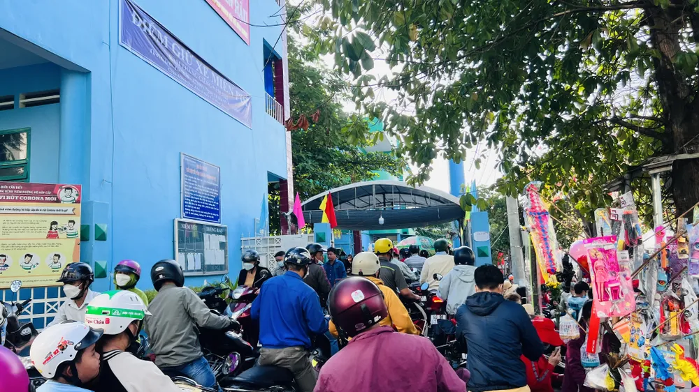 Đến với lễ hội Rằm tháng Giêng tại Bình Dương, các du khách hưởng trọn gói các dịch vụ miễn phí. Quanh các tuyến đường dẫn vào Miếu Bà Thiên Hậu, các ngành, hội, các tổ chức và cá nhân đã phát nước, bánh mì, đồ ăn, nhang, khăn lạnh, khẩu trang, vá xe... miễn phí. Ngoài ra, quanh khu vực diễn ra lễ hội còn có các điểm giữ xe miễn phí, xe ôm miễn phí. Tuy nhiên, vẫn còn một số ít người dân tận dụng mùa lễ hội để tăng giá giữ xe. Tại một điểm giữ xe gần Miếu Bà Thiên Hậu, vào sáng 5-2 người dân gửi xe vẫn bị thu 15 ngàn/xe máy. Trong khi ngay gần đó có tấm bảng của UBND phường Phú Cường quy định giá giữ các loại xe trong dịp lễ hội (9 ngàn/xe máy). Trước đó, theo phản ánh của một số người dân, giá giữ xe quá cao, các đơn vị chức năng đã lập tức kiểm tra chấn chỉnh nhưng sau đó tình trạng này vẫn tái diễn.