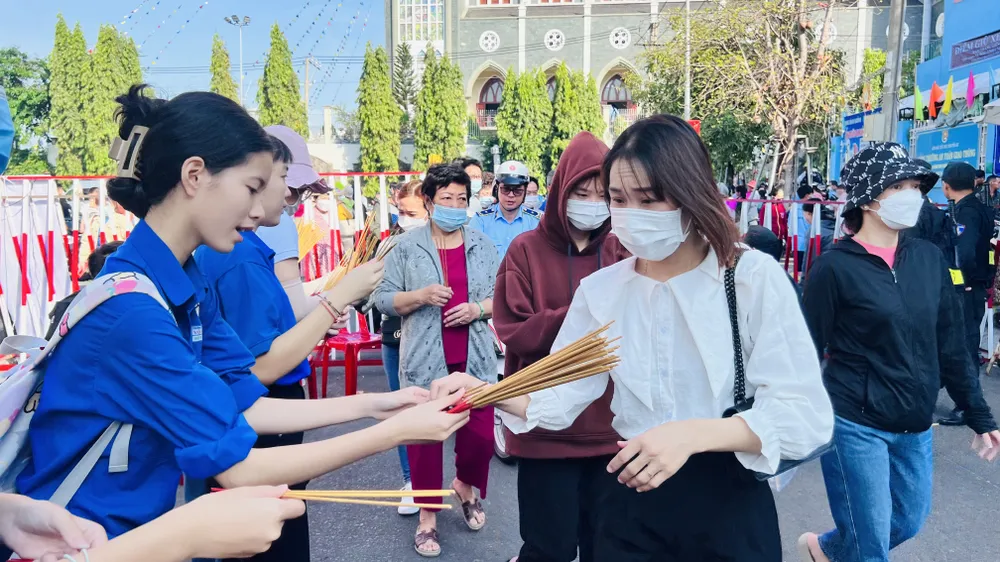 Đến với lễ hội Rằm tháng Giêng tại Bình Dương, các du khách hưởng trọn gói các dịch vụ miễn phí. Quanh các tuyến đường dẫn vào Miếu Bà Thiên Hậu, các ngành, hội, các tổ chức và cá nhân đã phát nước, bánh mì, đồ ăn, nhang, khăn lạnh, khẩu trang, vá xe... miễn phí. Ngoài ra, quanh khu vực diễn ra lễ hội còn có các điểm giữ xe miễn phí, xe ôm miễn phí. Tuy nhiên, vẫn còn một số ít người dân tận dụng mùa lễ hội để tăng giá giữ xe. Tại một điểm giữ xe gần Miếu Bà Thiên Hậu, vào sáng 5-2 người dân gửi xe vẫn bị thu 15 ngàn/xe máy. Trong khi ngay gần đó có tấm bảng của UBND phường Phú Cường quy định giá giữ các loại xe trong dịp lễ hội (9 ngàn/xe máy). Trước đó, theo phản ánh của một số người dân, giá giữ xe quá cao, các đơn vị chức năng đã lập tức kiểm tra chấn chỉnh nhưng sau đó tình trạng này vẫn tái diễn.