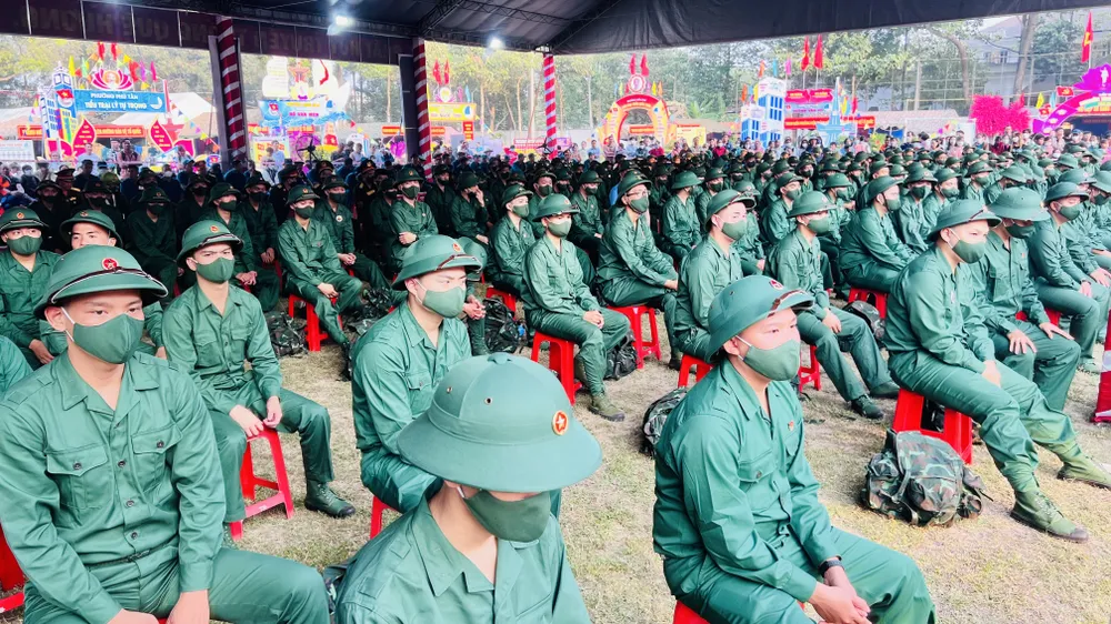 Trong số 1825 tân binh được giao nhận trong ngày hôm nay có 1501 giao cho 14 đầu mối đơn vị nhận quân thuộc Bộ Quốc phòng, Quân khu 7, còn 324 tân binh được giao về cho công an tỉnh Bình Dương. Trong số 1825 tân binh được giao nhận trong ngày hôm nay có 1501 giao cho 14 đầu mối đơn vị nhận quân thuộc Bộ Quốc phòng, Quân khu 7, còn 324 tân binh được giao về cho công an tỉnh Bình Dương.