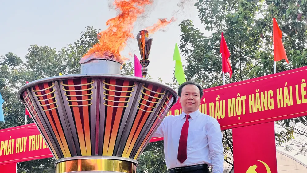 Ông Nguyễn Văn Đông, Bí thư Thành ủy Thủ Dầu Một đốt đuốc trong buổi tiễn đưa các tân binh lên đường nhập ngũ. Ông Nguyễn Văn Đông, Bí thư Thành ủy Thủ Dầu Một đốt đuốc trong buổi tiễn đưa các tân binh lên đường nhập ngũ.