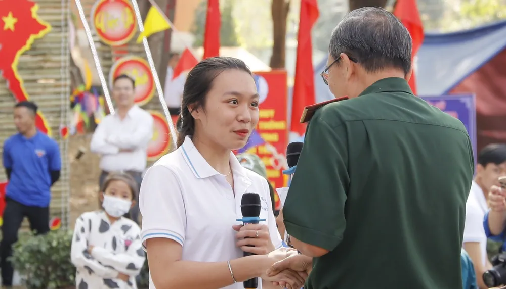 Trong số này có 30 tân binh là đảng viên, 229 tân binh có trình độ đại học. Đáng chú ý, trong số tân binh nhập ngũ có em Lê Thị Hồng Nhung (sinh năm 2001, huyện Phú Giáo), là nữ duy nhất tình nguyện nhập ngũ. Trong số này có 30 tân binh là đảng viên, 229 tân binh có trình độ đại học. Đáng chú ý, trong số tân binh nhập ngũ có em Lê Thị Hồng Nhung (sinh năm 2001, huyện Phú Giáo), là nữ duy nhất tình nguyện nhập ngũ.