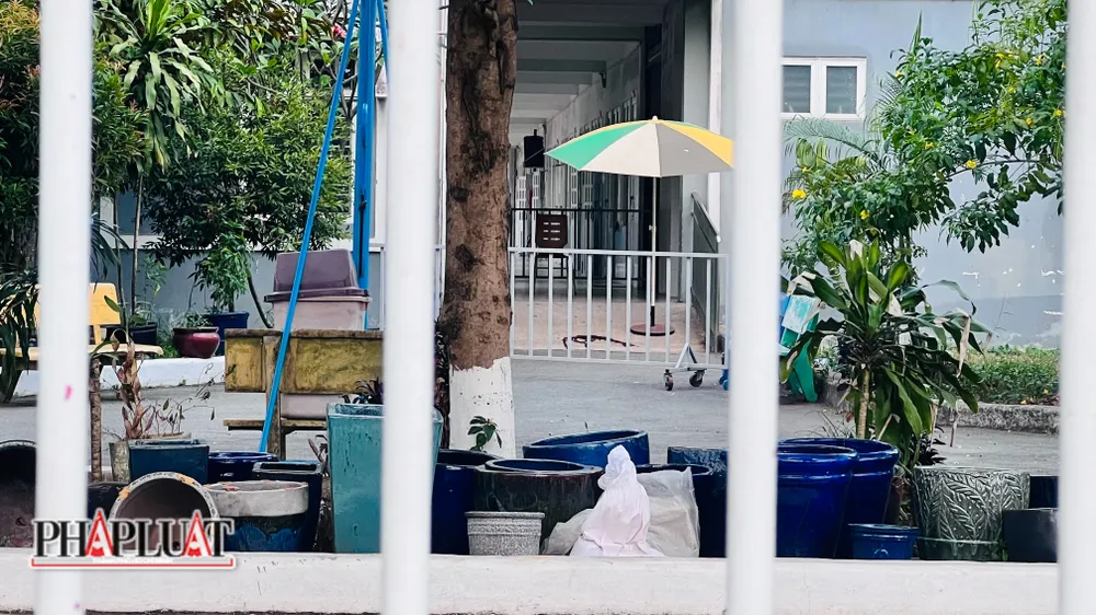 Nơi bé gái rơi xuống tử vong. Ảnh: KD Nơi bé gái rơi xuống tử vong. Ảnh: KD