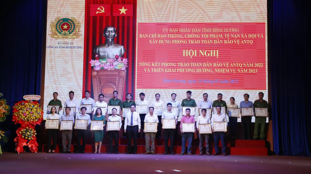 Nhiều tập thể cá nhân được tặng bằng khen giấy khen. Ảnh: LA Nhiều tập thể cá nhân được tặng bằng khen giấy khen. Ảnh: LA