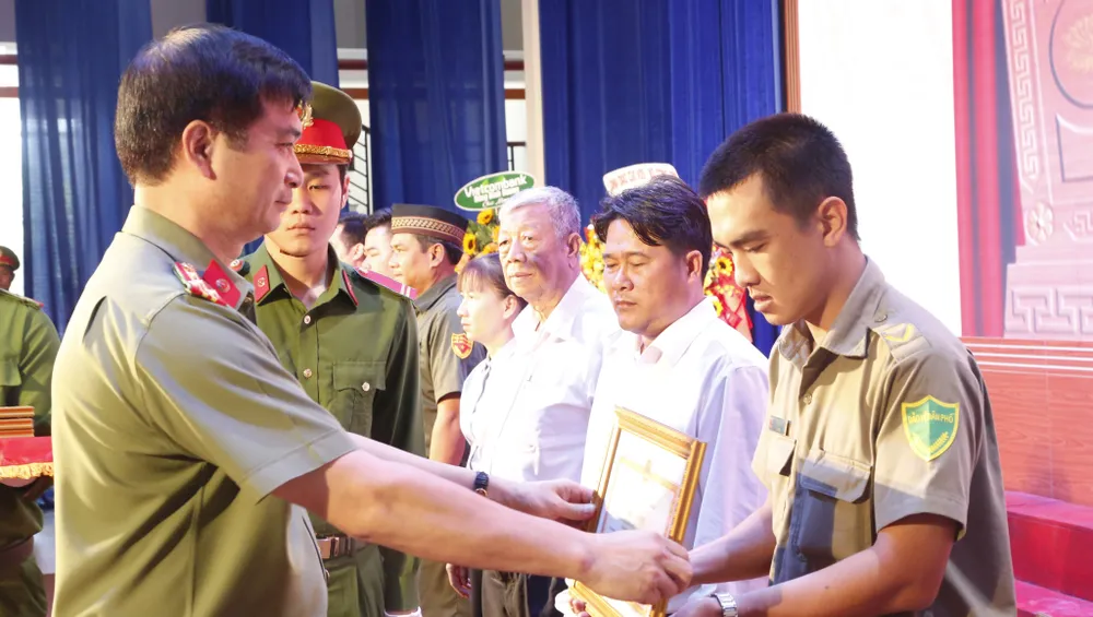 Đại tá Trịnh Ngọc Quyên, Giám đốc Công an tỉnh Bình Dương tặng giấy khen cho các cá nhân có thành tích xuất sắc trong phong trào toàn dân bảo vệ ANTQ. Ảnh: LA Đại tá Trịnh Ngọc Quyên, Giám đốc Công an tỉnh Bình Dương tặng giấy khen cho các cá nhân có thành tích xuất sắc trong phong trào toàn dân bảo vệ ANTQ. Ảnh: LA