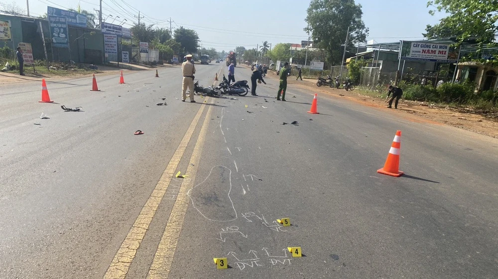 Lực lượng công an khám nghiệm hiện trường vụ tai nạn. Ảnh: Người dân cung cấp