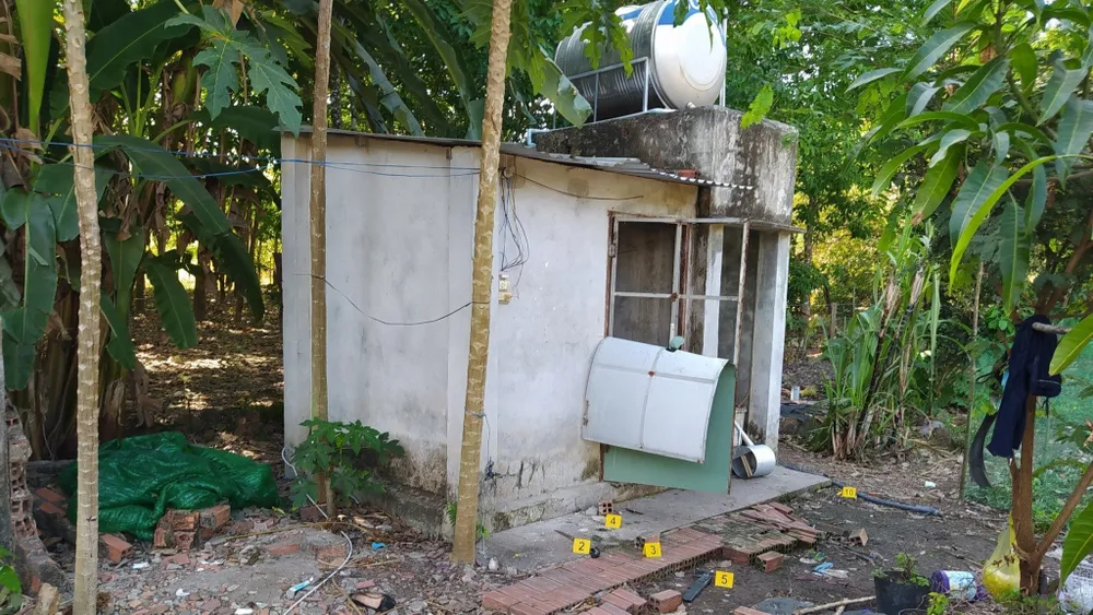 Nhà vệ sinh nơi chị L bị người tình tấn công. Ảnh: CACC