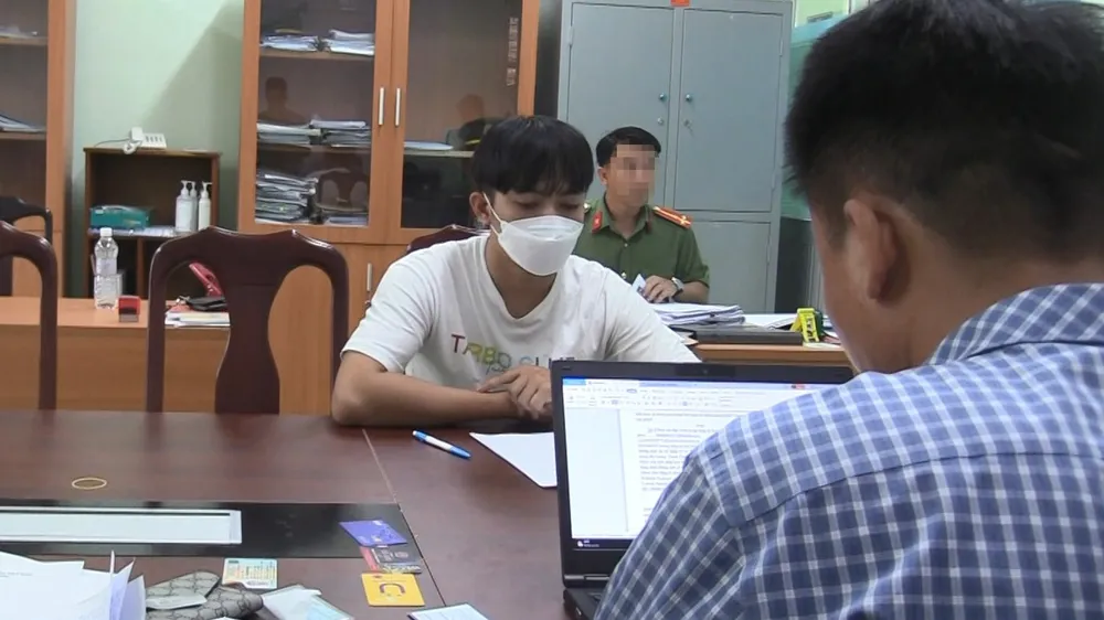 Châu lừa đảo chiếm đoạt tiền rồi chia cho bạn gái cùng tiêu xài. Ảnh: CACC