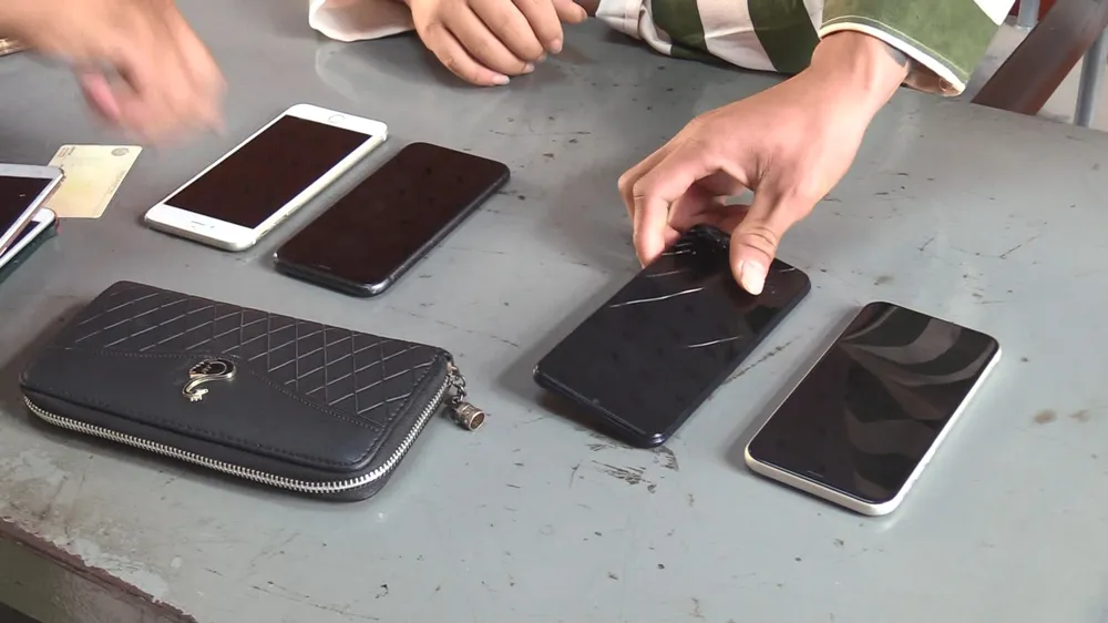 Tài sản hai thanh niên trên cướp được. Ảnh: LA Tài sản hai thanh niên trên cướp được. Ảnh: LA