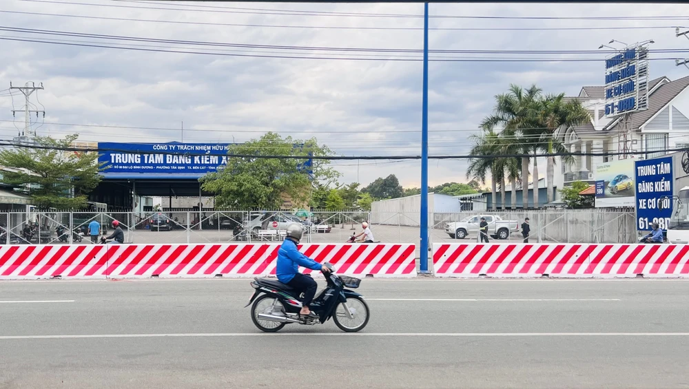 Cổng trung tâm đăng kiểm xe cơ giới 61-08D được đóng kín.