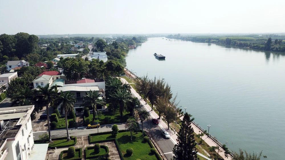 Thị xã Tân Uyên còn có cảng Thạnh Phước, cảng sông đầu tiên của địa phương, đã chính thức đi vào hoạt động, mở ra nhiều cơ hội mới trong lĩnh vực logistics, góp phần quan trọng trong việc phát triển kinh tế xã hội của thị xã Tân Uyên cũng như tỉnh Bình Dương.