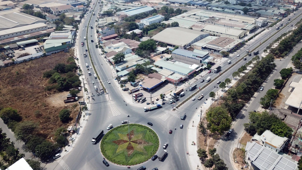 Bên cạnh đó, địa bàn thị xã dự kiến có hệ thống giao thông đối ngoại (đường vành đai 4 - TP. HCM, cao tốc TP.HCM - Thủ Dầu Một - Chơn Thành) giúp việc giao thương, vận chuyển hàng hóa luân chuyển đi các tỉnh thành phía Nam.