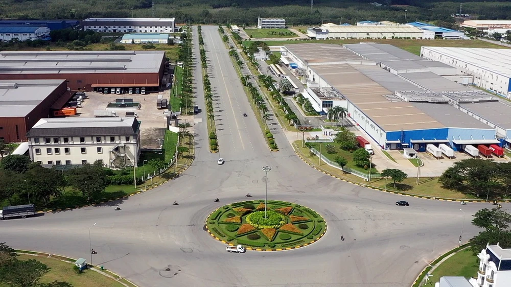 Thị xã Tân Uyên nằm ở phía Đông Nam của tỉnh Bình Dương, tiếp giáp với TP Biên Hòa và huyện Vĩnh Cửu (Đồng Nai) và các huyện, thị, thành phố đang phát triển của Bình Dương như: TP Dĩ An, TP Thuận An, TP Thủ Dầu Một, thị xã Bến Cát và huyện Bắc Tân Uyên.