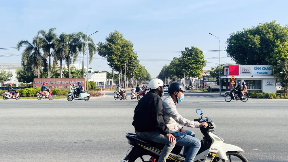 Thị xã Tân Uyên có diện tích tự nhiên là 191,76km2. Dân số thị xã là 466.053 người (thường trú: 127.313 người, tạm trú: 338.740 người). Năm 2021, thu nhập bình quân đầu người của thị xã là 79 triệu đồng/người. So với thu nhập bình quân đầu người của cả nước khoảng 50,4 triệu đồng/người, đạt 1,57 lần bình quân chung cả nước.