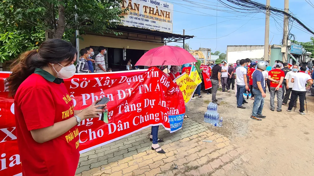 Trước đó, nhiều lần người dân đã tập trung căng băng rôn đòi quyền lợi. Trước đó, nhiều lần người dân đã tập trung căng băng rôn đòi quyền lợi.