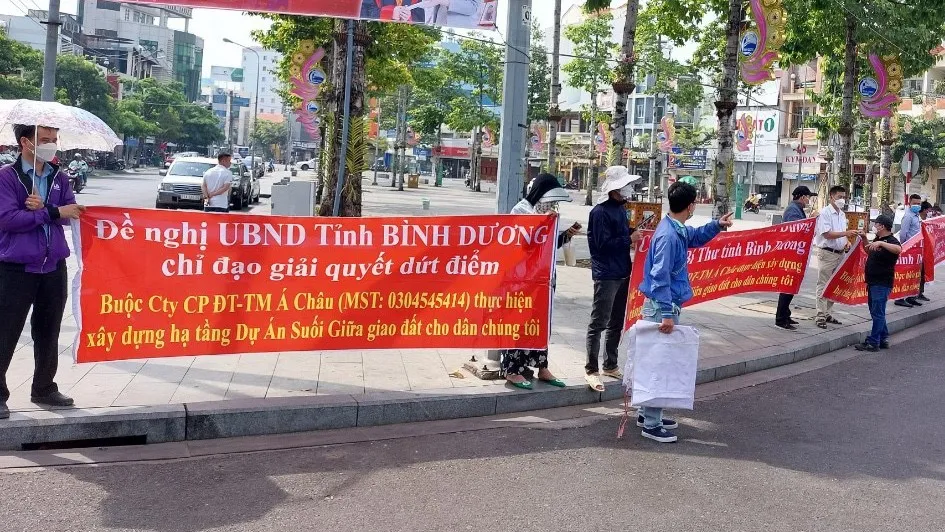 Hình ảnh ghi nhận vào sáng 3-3 tại công viên gần UBND TP Thủ Dầu Một. Hình ảnh ghi nhận vào sáng 3-3 tại công viên gần UBND TP Thủ Dầu Một.