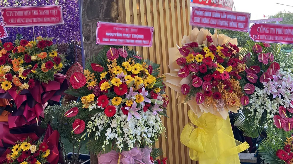 Anh V tự đặt hoa mạo danh lãnh đạo Đảng để tại quán cà phê khi khai trương. Ảnh: CACC