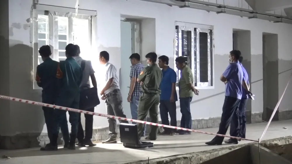 Lực lượng công an khám nghiệm hiện trường vụ việc. Ảnh: LA Lực lượng công an khám nghiệm hiện trường vụ việc. Ảnh: LA