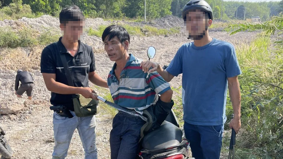 Sinh đã dùng rựa chống trả và chém lực lượng công an. Ảnh: CACC