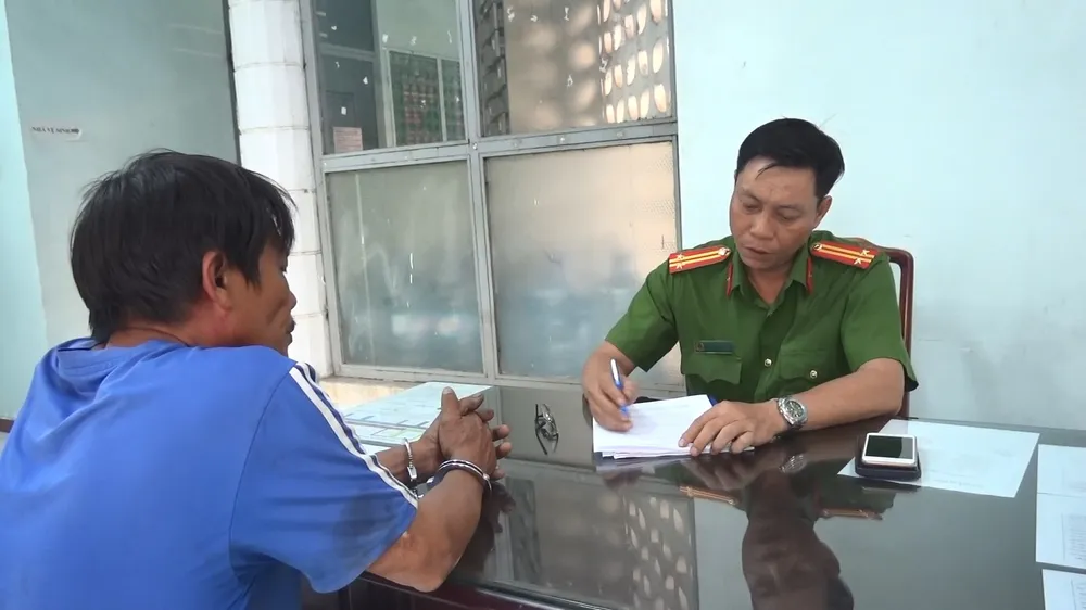 Thuận bị cơ quan công an bắt giữ sau khi thực hiện hành vi đồi bại với bé gái. Ảnh: CACC Phòng Cảnh sát hình sự của Công an tỉnh Bình Dương