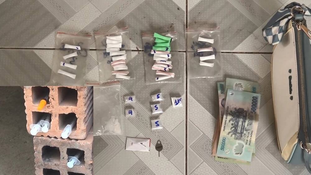 Ma túy và các dụng cụ để sử dụng ma túy cơ quan công an thu giữ. Ảnh: LA