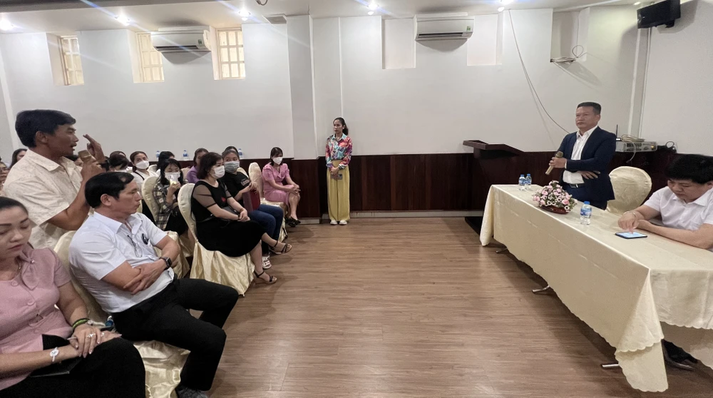 Phụ huynh rất bức xúc và mong muốn Apax Leaders trả lại tiền cho phụ huynh. Ảnh: LÊ ÁNH