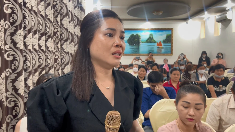 Chị Huỳnh Thị Thanh Loan (phụ huynh) bật khóc khi quá bức xúc. Ảnh: LÊ ÁNH