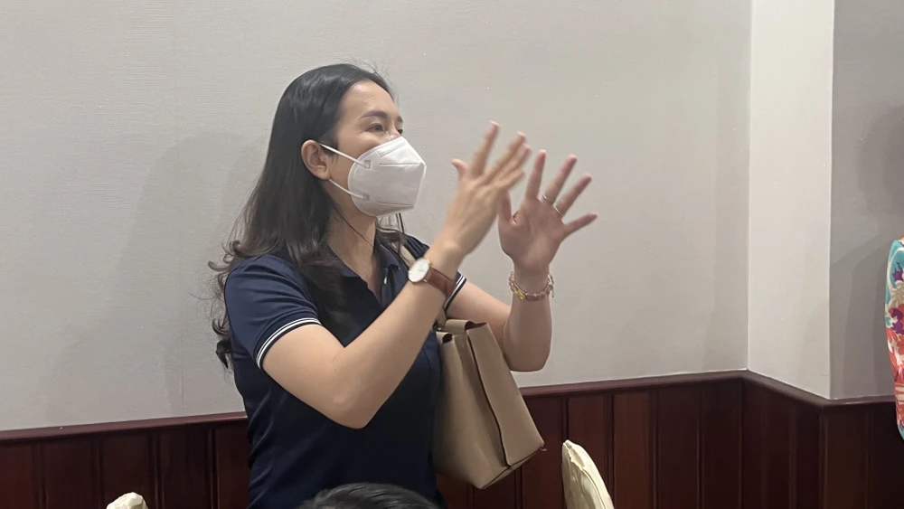 Chị Nguyễn Thị Xinh (phụ huynh) yêu cầu Apax Leaders có thời gian rõ ràng để trả lại tiền cho phụ huynh. Ảnh: LÊ ÁNH