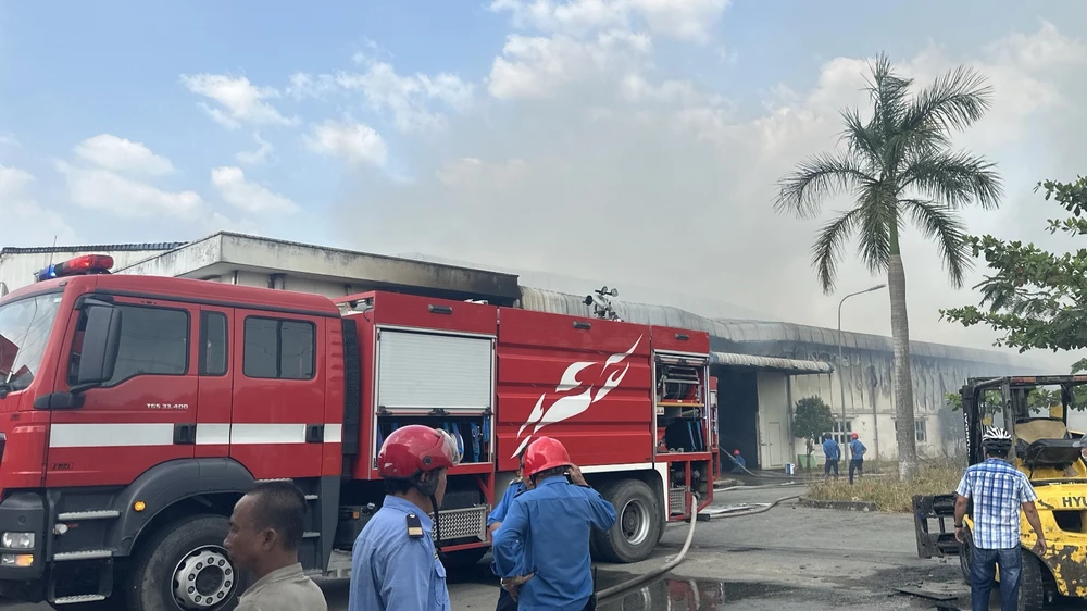 Lực lượng công an đã khống chế được vụ cháy sau vài tiếng đồng hồ. Ảnh: LA